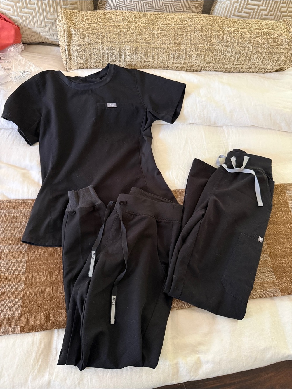 Figs Black slim top XS, limited edition Zamora jogger, HW Yola